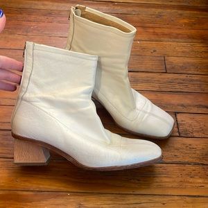 Paloma Wool Saturno Boot in White, Wooden heel